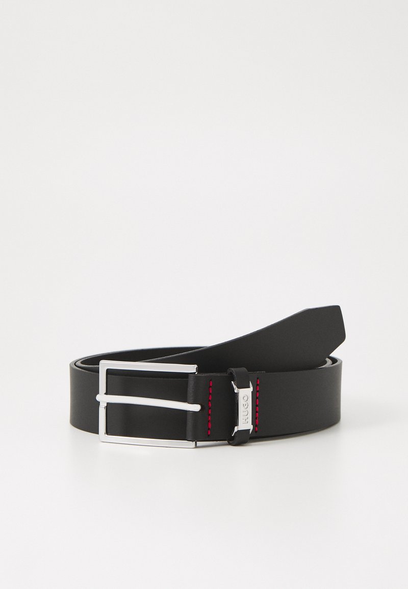 Zwarte leren riem met een zilveren metalen gesp, voorzien van rode stiksels en een gemerkte plaat. Gladde textuur, klassiek ontwerp.