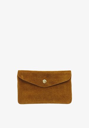Petit clutch rectangulaire en daim marron avec rabat et fermeture centrale par bouton doré, présenté sur fond blanc.