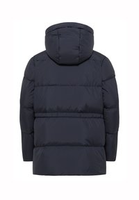 Donkerblauwe pufferjack met capuchon, met een doorgestikt ontwerp en een elastische taille. De stof lijkt glad en gebreid voor warmte.