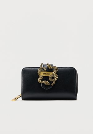 Portafoglio in pelle nera con cerniera dorata e serpenti dorati intrecciati attorno a una targhetta con il logo "just cavalli" al centro anteriore.