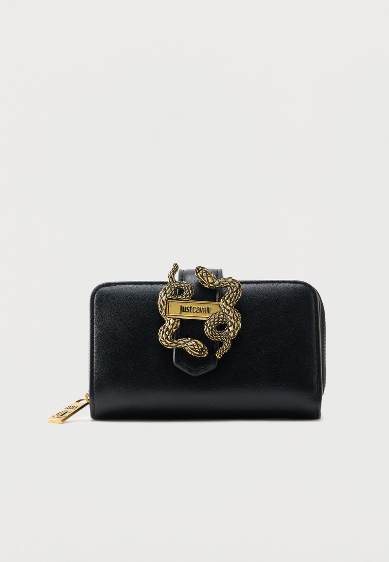 Μαύρο δερμάτινο πορτοφόλι με χρυσό φερμουάρ και πλεγμένους χρυσούς φιδίσκους γύρω από μια πλακέτα με το λογότυπο «just cavalli» στο κέντρο της μπροστινής πλευράς.