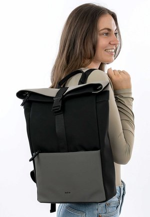 Rolltop-Rucksack in Schwarz und Grau, aus strapazierfähigem Material gefertigt. Verfügt über verstellbare Träger, eine Vordertasche und ein minimalistisches Design.