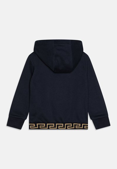 Sudadera navy hecha de mezcla de algodón, cuenta con capucha con cordón y un diseño dorado de clave griega en el dobladillo. Textura suave, mangas largas.