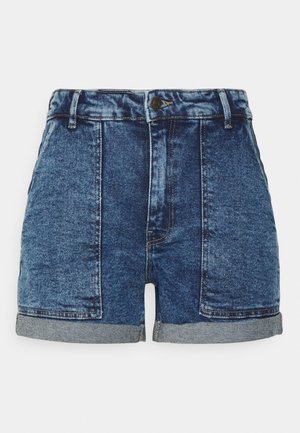 Jeansshorts mit hoher Taille, mittelblauer Waschung, Wischdetails und umgeschlagenen Säumen. Klassisches Fünf-Taschen-Design mit Metallknopf.