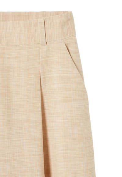 Gonna di tessuto beige con un design a trama strutturata. Presenta una cintura ampia e pieghe frontali, che esaltano la sua forma strutturata.