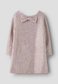 Abito lungo a maniche lunghe di colore rosa chiaro con una texture di paillettes scintillanti e un grande fiocco decorativo al colletto. Vestibilità morbida con colletto arrotondato.