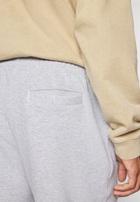 Lacoste Treniņtērpa apakšdaļas - silver chine