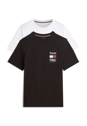 Dos camisetas de cuello redondo dobladas, una negra con un pequeño logo de Tommy Hilfiger en el pecho y otra blanca lisa debajo.