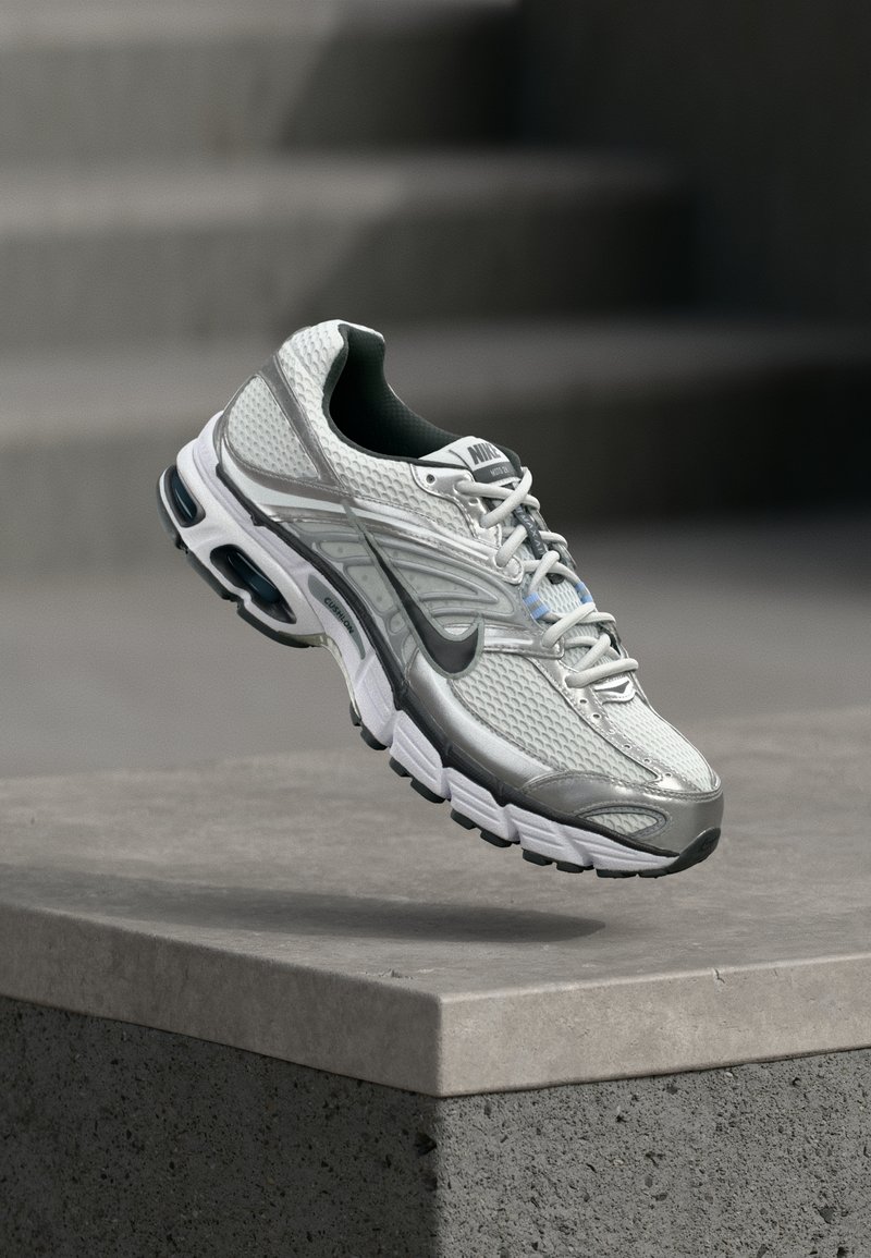 AIR MAX MOTO 2K photon dust/anthracite/metallic silver-coloured/light smoke grey/light grey
