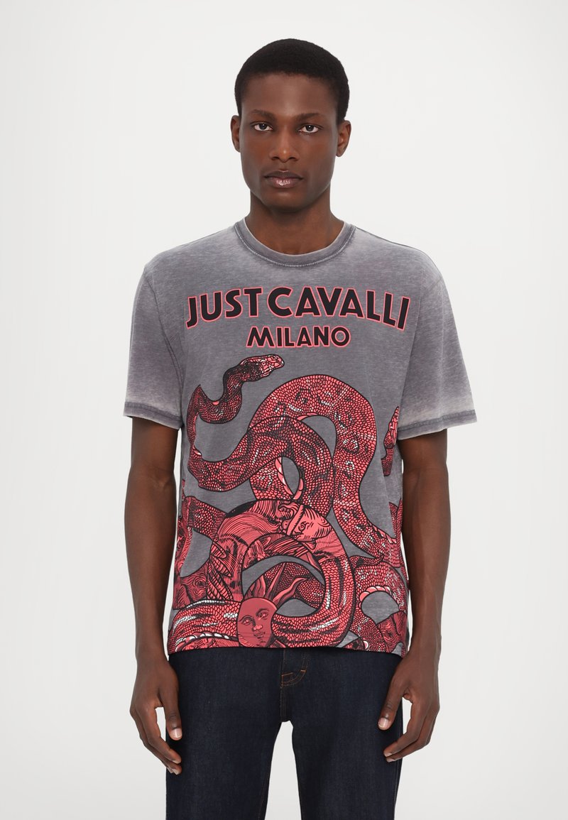 Grijze t-shirt met korte mouwen, met rode serpentine graphics en de tekst "JUST CAVALLI MILANO". Zachte, gladde textuur met een ontspannen pasvorm.