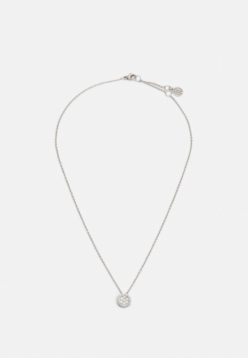 Zilveren ketting met een delicate schakel, voorzien van een ronde hanger versierd met meerdere kleine heldere stenen voor een sprankelend effect.