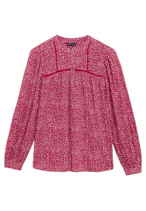 Czerwona kwiatowa bluzka z długimi rękawami, misternymi białymi wzorami, guzikami oraz marszczeniem wokół dekoltu dla luźnego dopasowania.