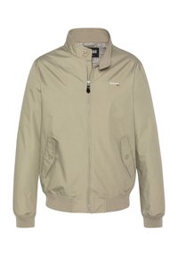 Beige bomberjakke med lynlås foran, trykknapkrave og to sidelommer. Har en ternet indvendig foring og et lille logo på brystet.