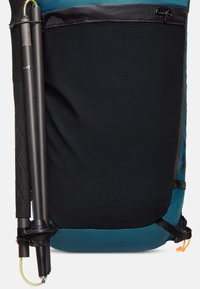Zaino resistente con una parte superiore color teal e un pannello in nylon nero, dotato di due poli neri fissati ai lati.