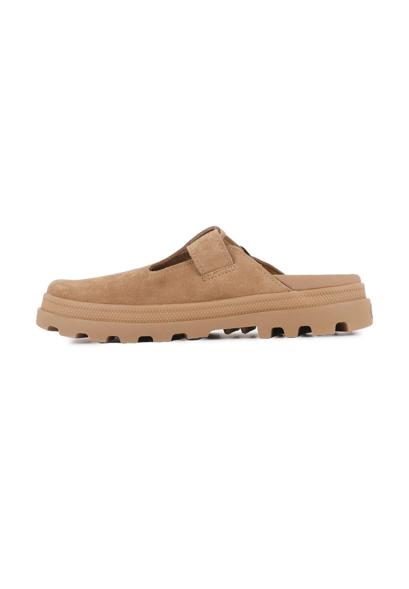 Scarpa slip-on in suede marrone con tomaia testurizzata, una fascia con chiusura a velcro e una suola spessa in gomma con battistrada a motivo.