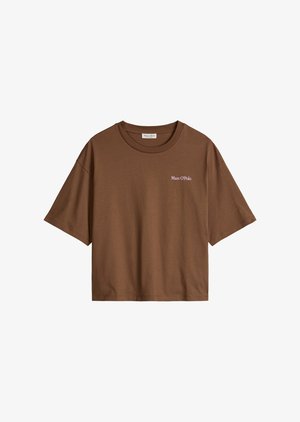 T-shirt marron à manches courtes et court avec col rond et logo « Marc O'Polo » en petit texte blanc sur le côté gauche de la poitrine.