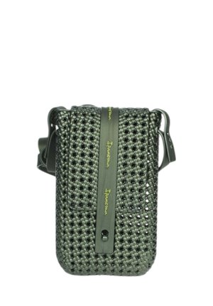 Borsa a tracolla verde intrecciata con una texture liscia, dotata di una pattina frontale, cinturino regolabile e discreti dettagli del logo.