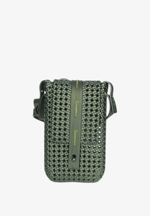 Borsa a tracolla verde intrecciata con una texture liscia, dotata di una pattina frontale, cinturino regolabile e discreti dettagli del logo.