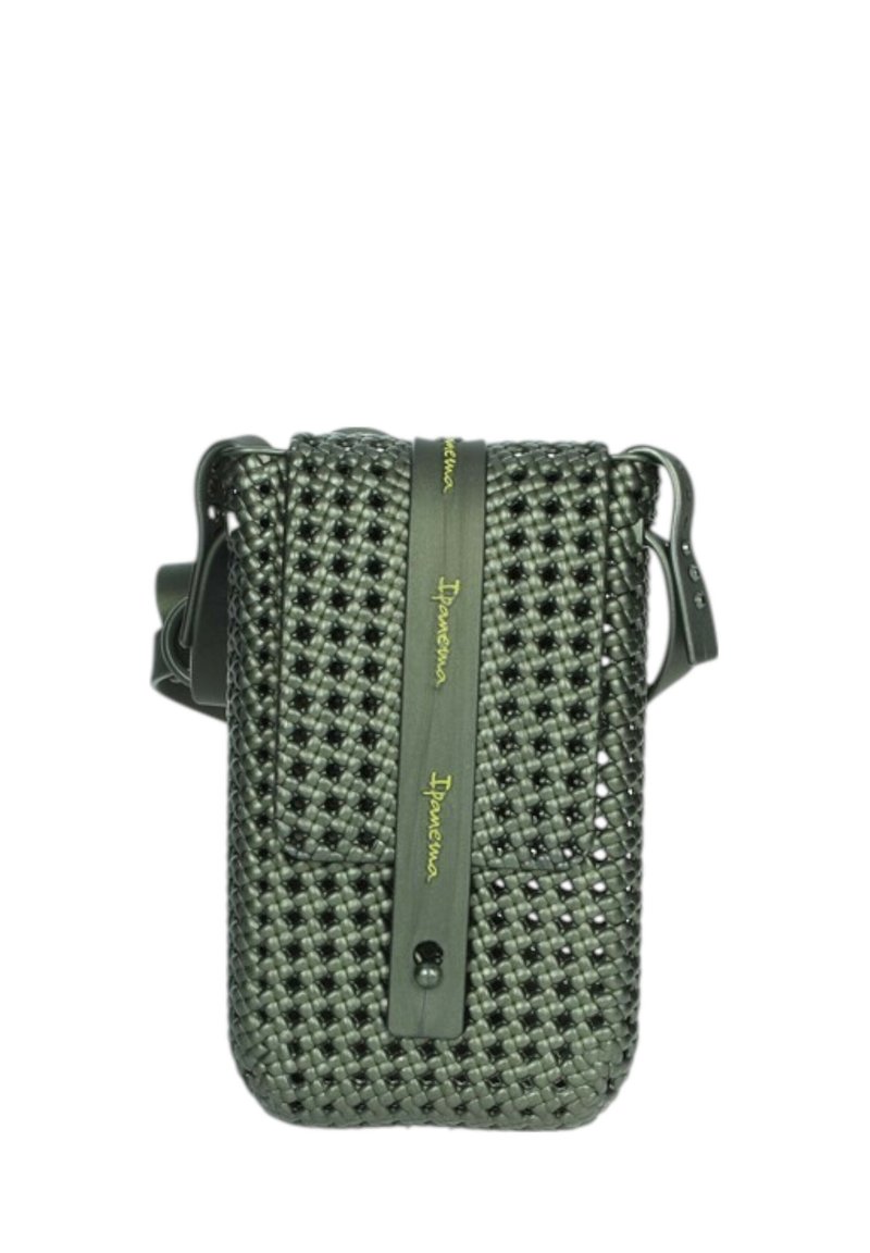 Borsa a tracolla verde intrecciata con una texture liscia, dotata di una pattina frontale, cinturino regolabile e discreti dettagli del logo.