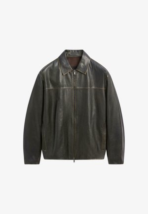 Ciemnozielona skórzana kurtka z zapięciem na zamek, kołnierzem w kształcie punktu oraz dwiema bocznymi kieszeniami. Charakteryzuje się kontrastowym przeszyciem na szwach. Minimalistyczny design.