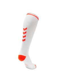 Calcetín blanco hasta la rodilla con acentos naranjas; presenta tres chevrones naranjas en el lateral y una puntera naranja. Textura suave, diseño atlético.