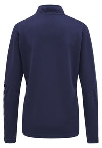 Pullover navy a maniche lunghe con tessuto texturizzato, colletto alto e dettaglio a contrasto bianco e nero lungo le maniche.