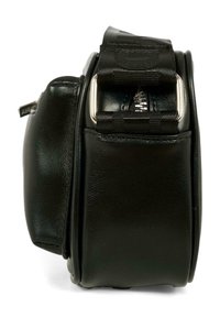 Borsa rettangolare nera in pelle vista di lato che mostra la cerniera, il cinturino nero regolabile con fibbia argentata su sfondo bianco.
