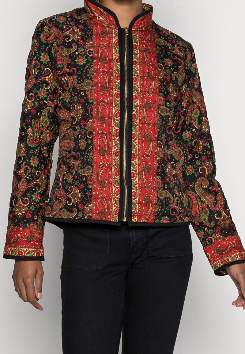 Gequilted jack met een zwarte basis en rood-gouden paisleypatronen, afgewerkt met een zwarte rits en een mandarinaanzit.