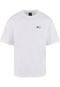 Hvid bomulds T-shirt med korte ærmer, rund hals og et lille sort logo på venstre brystområde. Glat tekstur, afslappet design.