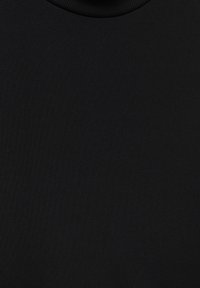 Tissu noir côtelé avec une texture lisse et un col montant. La couleur uniforme donne un aspect classique et minimaliste.