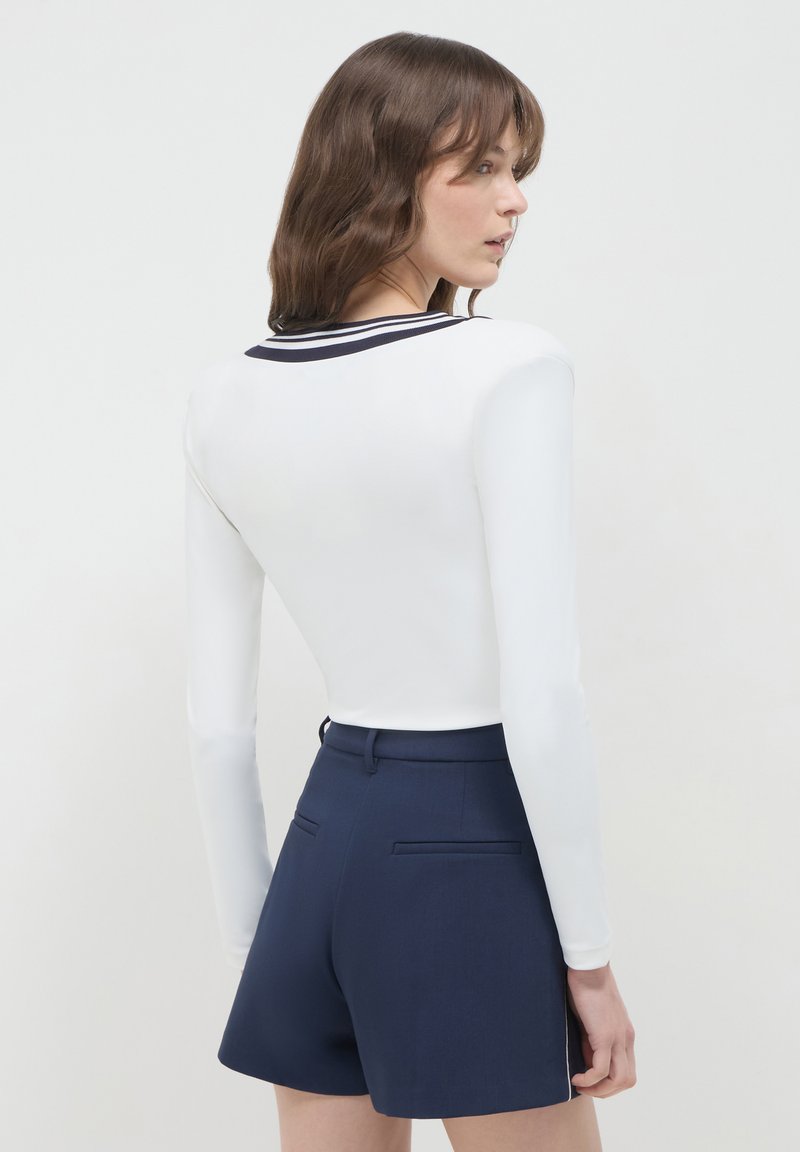 Maglia a maniche lunghe con scollo a V in jersey elasticizzato, 95% cotone biologico GOTS, 5% elastane