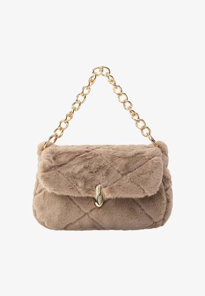 Lille beige quiltet faux fur håndtaske med guld bladformet lås og chunky guldkædehåndtag på hvid baggrund.