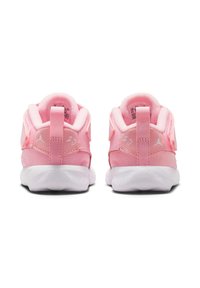 Różowe buty sportowe z miękką tekstylną cholewką, zaokrąglonym kształtem, białą podeszwą i pętelką z tyłu. Posiadają haft z cyfrą „23” oraz siateczkowe detale.
