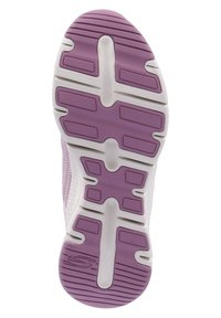 Sneakersula med vit bas, med lila accenter och texturerade mönster för grepp. Designen inneh åller spår och dämpande element.