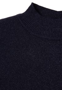 Marineblauer, gerippter Pullover mit hohem Kragen. Er zeichnet sich durch eine leicht strukturierte Oberfläche mit kleinen metallischen Fasern für zusätzlichen Glanz aus.