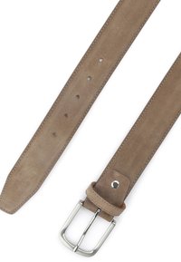 Taupe suède leren riem met zilveren rechthoekige gesp en meerdere verstelgaatjes op een witte achtergrond.