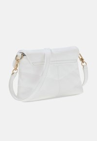Bolso de hombro rectangular blanco de cuero con una correa ajustable y detalles de hebilla en tono dorado, que presenta sutiles patrones geométricos cosidos.