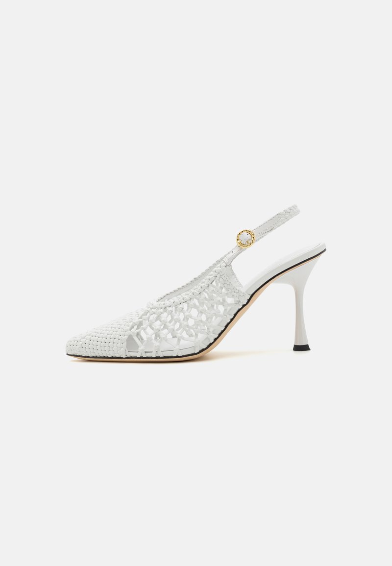Fehér, nyitott orrú slingback cipő, szőtt részletekkel, hegyes orr kialakítással, vékony sarokkal és kis kerek arany díszítéssel a pánton.