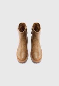 Braune Leder-Ankle-Boots mit glatter Textur, abgerundeter Zehenpartie und seitlichen Reißverschlüssen. Mit kontrastierendem Nähen und einer robusten Außensohle.