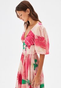 adL CREOLE - Freizeitkleid - printed pink