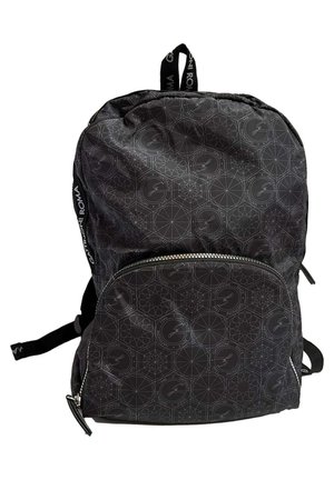 Zaino nero con motivo geometrico, tasca frontale con zip, spallacci regolabili e maniglia superiore. Realizzato in materiale sintetico resistente.