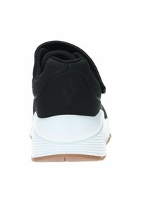 Zapatillas deportivas negras con parte superior texturizada, cuello acolchado, entresuela blanca y suela de goma. Cuenta con una pestaña en la parte trasera para facilitar su uso.