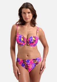 Bikini s květinovým vzorem na fialovém podkladu, obsahující odstíny růžové a žluté. Vrchní díl má podprsenkovou výstuž a dekorativní prvky ve středu.