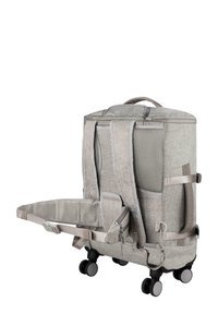 Grauer Stoff-Rucksack mit Rollen, Mesh-Akzenten, verstellbaren Gurten und einem Reißverschluss oben. Verfügt über ein ausklappbares Mesh-Fach für zusätzlichen Stauraum.