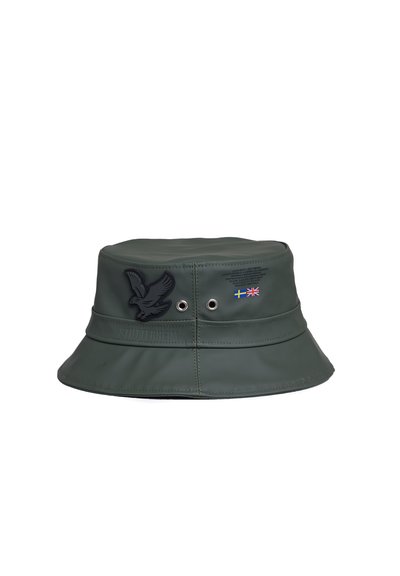 Grüner wasserdichter Bucket Hat mit breiter Krempe, der ein erhabenes Adler-Logo und kleine Akzente der schwedischen und britischen Flagge zeigt.