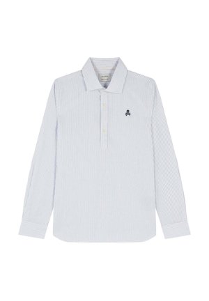 Polo-shirt à manches longues bleu clair avec des rayures blanches, patte de boutonnage à trois boutons, col pointu et un petit emblème de skull noir sur la poitrine gauche.