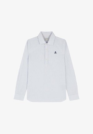 Polo a maniche lunghe blu chiaro con strisce bianche, pattina con tre bottoni, colletto a punta e un piccolo emblema di teschio nero sul lato sinistro del petto.