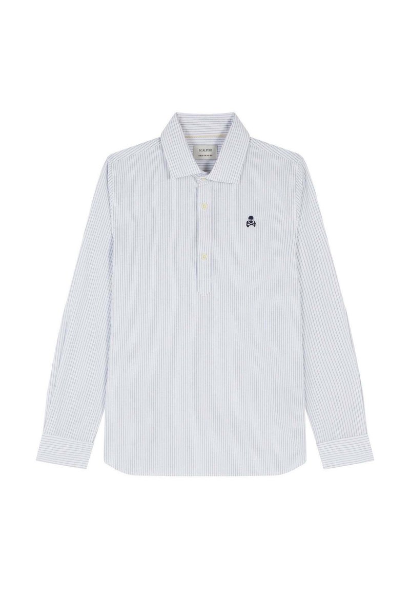 Lichtblauwe lange mouwen polo met witte strepen, drie knopen, puntige kraag en een klein zwart schedel embleem op de linkerborst.