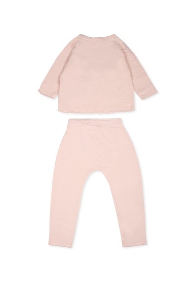 Lichtroze lange mouwen shirt met ronde halslijn en bijpassende broek. Zacht, lichtgewicht materiaal; onafgewerkte randen op de manchetten en de zoom.