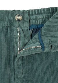 Groene corduroy broek met een knoop- en ritsluiting; heeft gestructureerde ribbels en een gladde voering in een contrasterende kleur.
